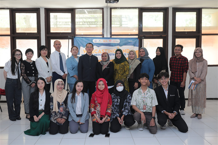 印尼国际精英大学合影。王俞苏摄