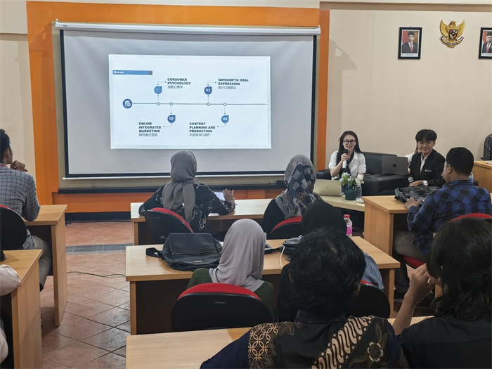 四川文化产业职业学院在印尼国际精英大学线下专题培训讲座。王俞苏摄