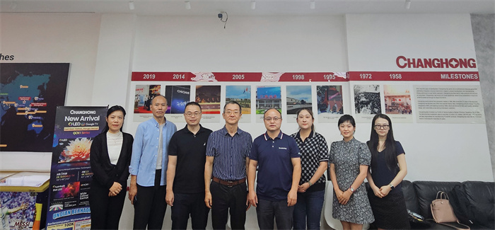 长虹印尼分公司参访合影。王俞苏摄