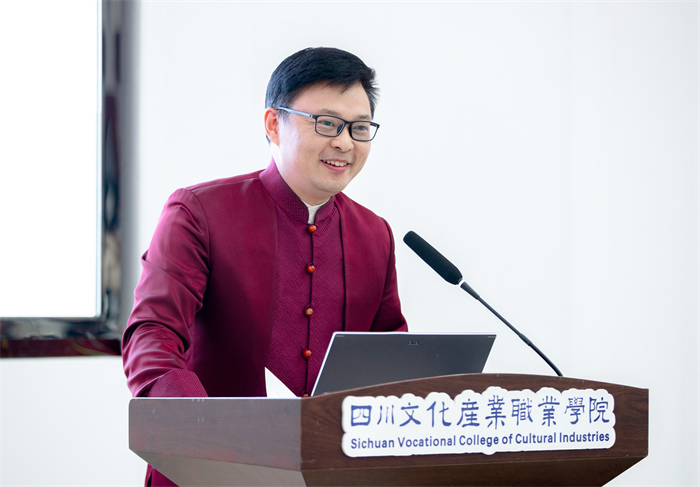 乐山师范学院吴映春教授。屈培泉摄