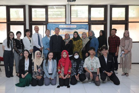 与印尼国际精英大学合影