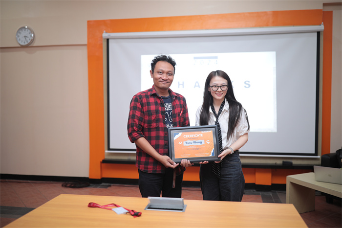 印尼国际精英大学给学校老师颁发证书。王俞苏摄