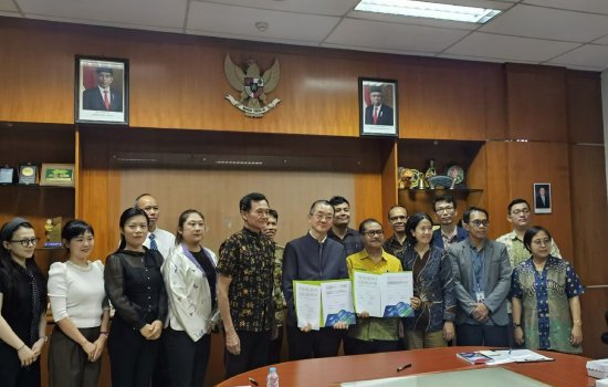 与玛中大学合影