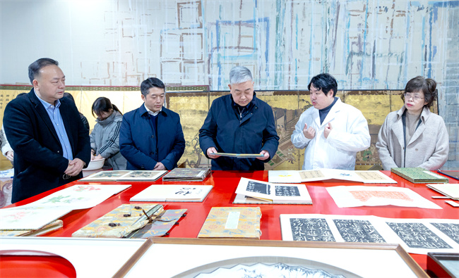 与会嘉宾参观学校。四川文化产业职业学院供图